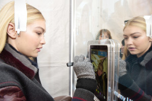 InstaPit NYFW Twitter Mirror Gigi Hadid Twitter Mirror_Gigi Hadid_InstaPit